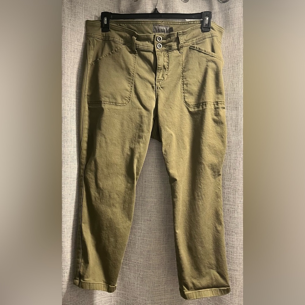 Torrid. Hunter green capri with front box pockets. Size 18